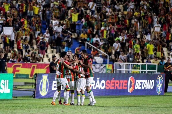 Sampaio goleia o Avaí e decisão para seguir na Série B será em Recife