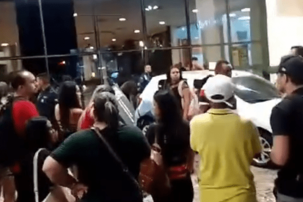 Veículo desgovernado atropela pedestres em frente a shopping em São Luís