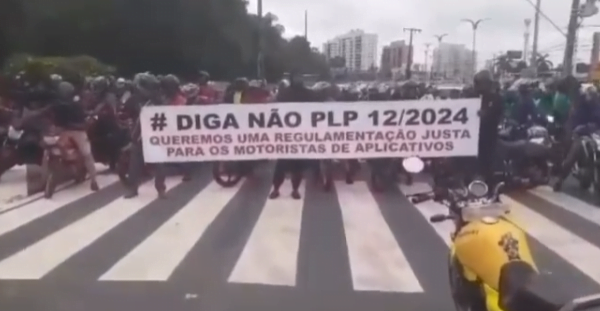 VÍDEO: Motoristas de aplicativos vão às ruas contra projeto que regulamenta atividade