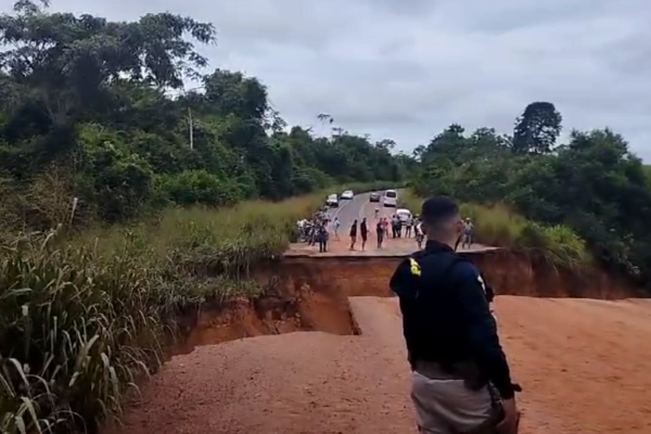 VÍDEO: Fortes chuvas interditam trecho da BR-222, em Bom Jesus das Selvas