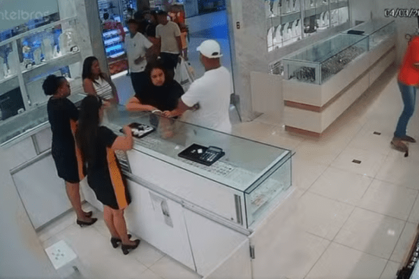 VÍDEO: Criminosos roubam joalheria de shopping da Grande Ilha