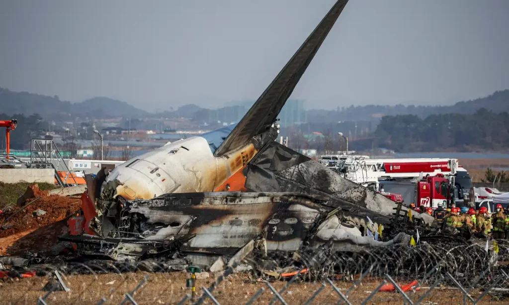 Avião sai da pista, explode e deixa ao menos 179 mortos na Coreia do Sul