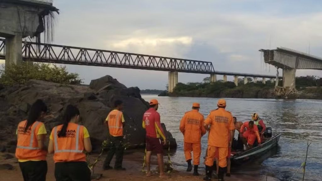 VÍDEO: Sobe para 14 o número de pessoas desaparecidas após queda de ponte