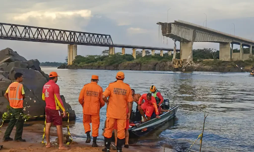 Caminhões que caíram com ponte tinham produtos perigosos