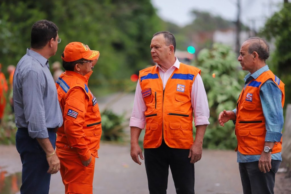 Carlos Brandão vistoria pontos de alagamentos na Grande Ilha