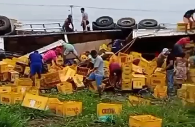 Carreta carregada de cerveja tomba na BR-316