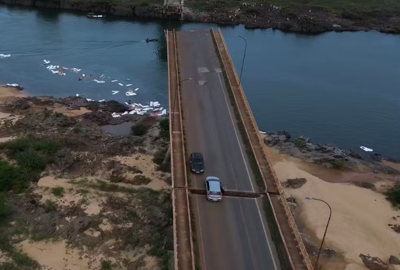 Justiça Federal determina que Dnit retire carro que ficou preso em ponte