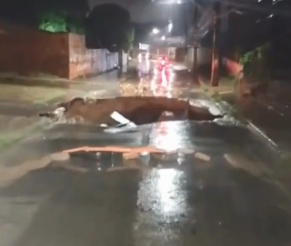 VÍDEO: Forte chuva deixa ruas e avenidas alagadas na Grande Ilha