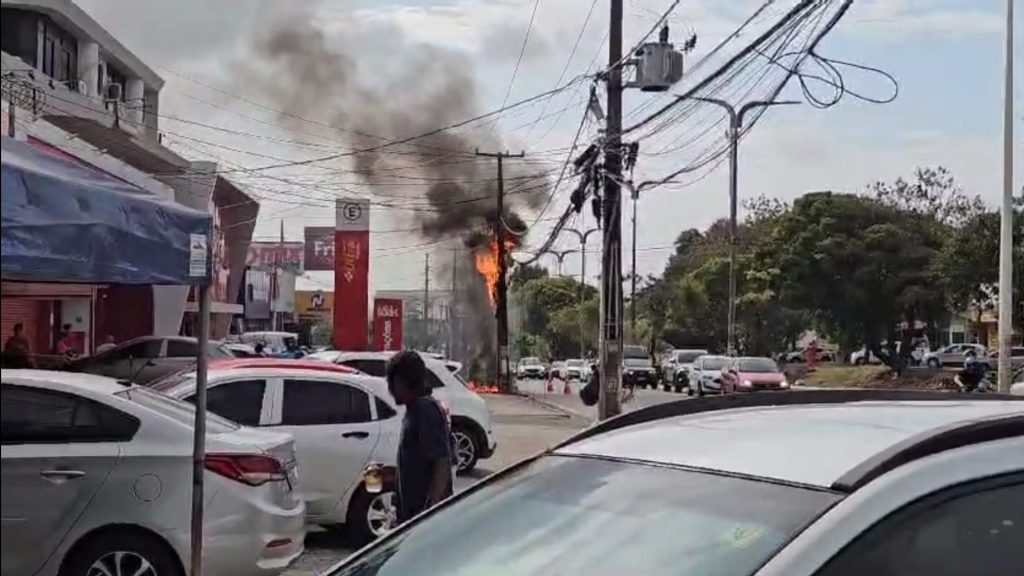 Fogo destrói fiação de telefonia e internet em avenida movimentada