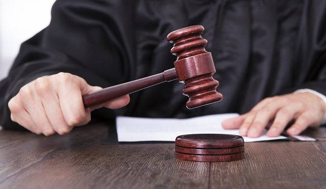 Supermercado deve devolver valor de produto com defeito a consumidora