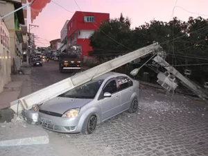 Acidentes com veículos que colidem em postes apresentam dados alarmantes no estado