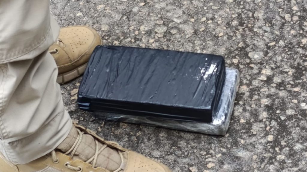 VÍDEO: Adolescente grávida é apreendida com 2kg de maconha em mochila