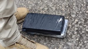 VÍDEO: Adolescente grávida é apreendida com 2kg de maconha em mochila