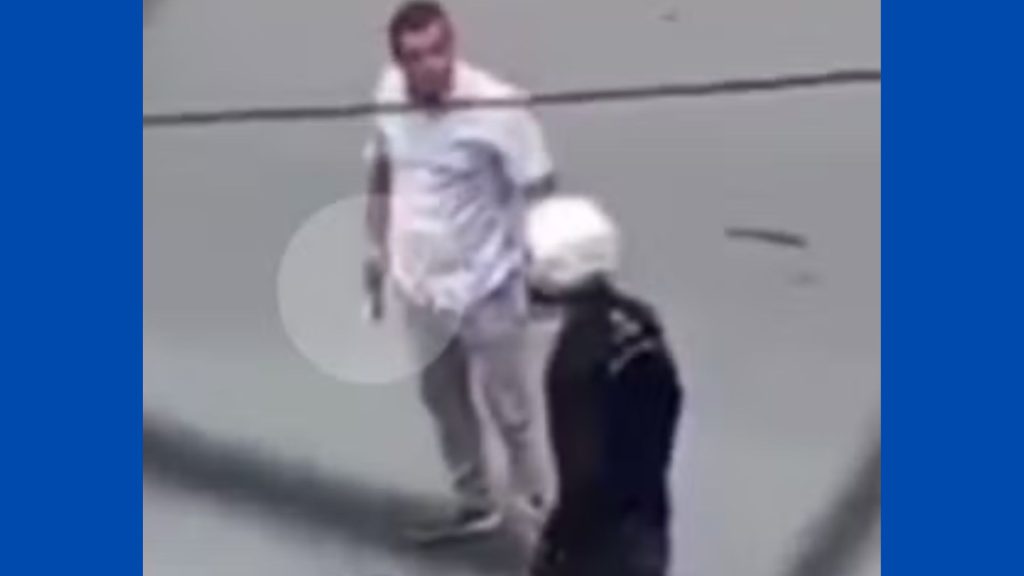 VÍDEO: Policial flagrado agredindo motoqueiro é afastado