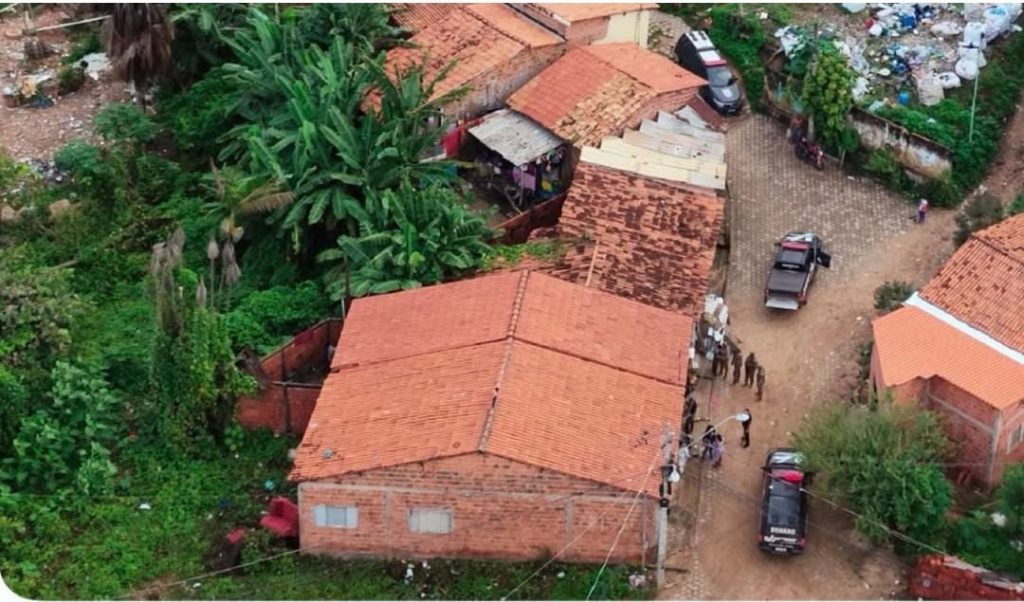 Homem é preso suspeito de matar mulher a golpes de faca e pedradas
