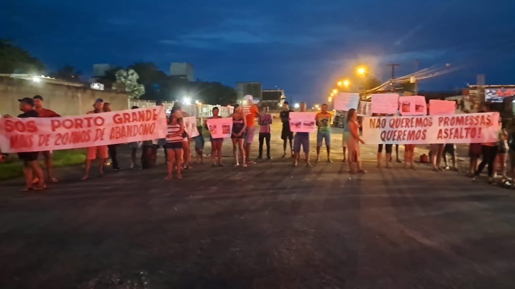 Moradores bloqueiam trecho da BR-135, na Vila Maranhão, em protesto por melhorias