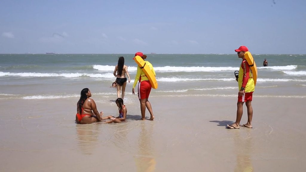 VÍDEO: Bombeiros fazem alerta para evitar afogamentos nas praias