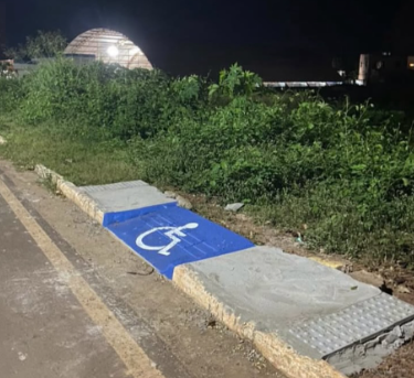 Rampa de acessibilidade viraliza por não levar a lugar nenhum