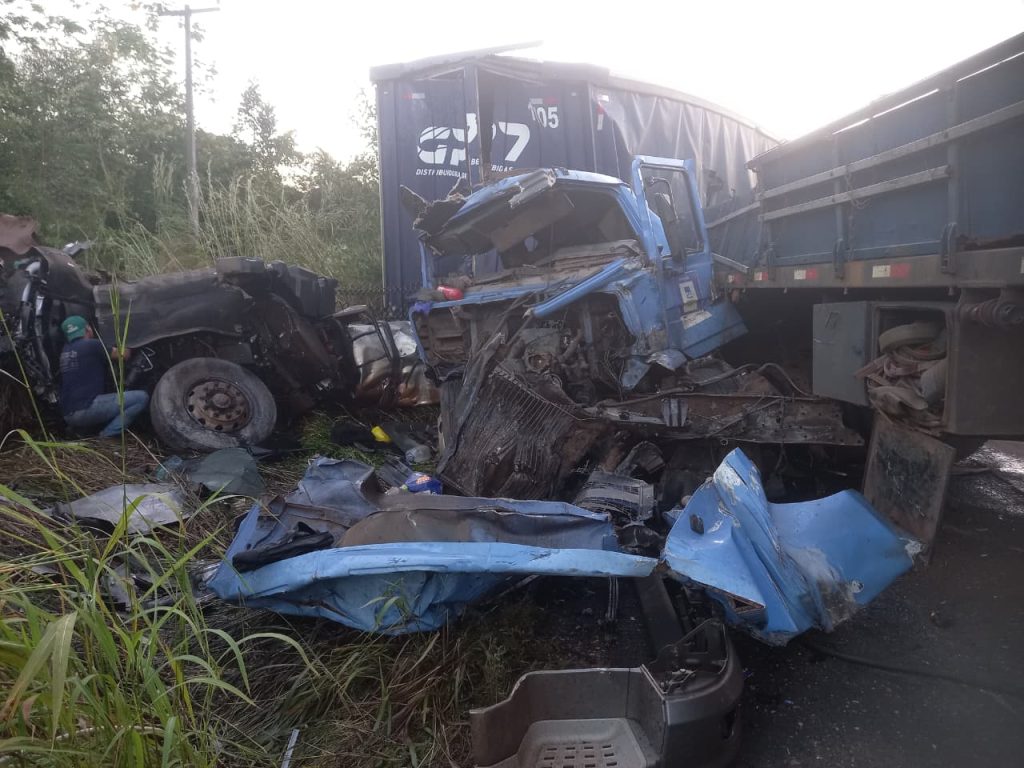 Motorista de carreta fica ferido após acidente com quatro veículos