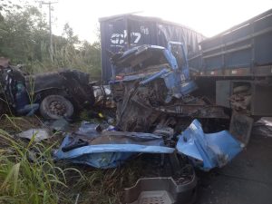 Motorista de carreta fica ferido após acidente com quatro veículos