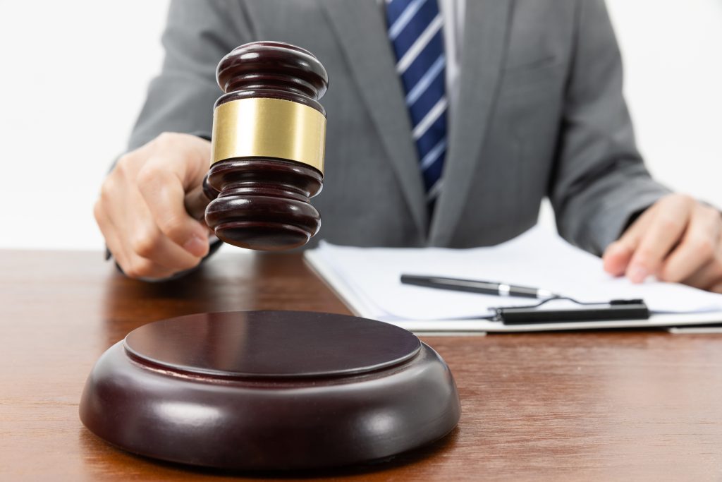 Homem é condenado por abusar das próprias filhas