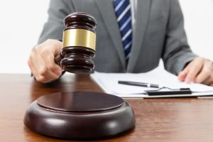 Homem é condenado por abusar das próprias filhas
