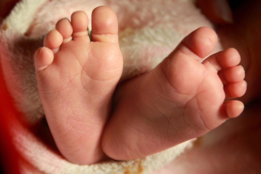 Mulher é presa em flagrante após abandonar bebê em matagal