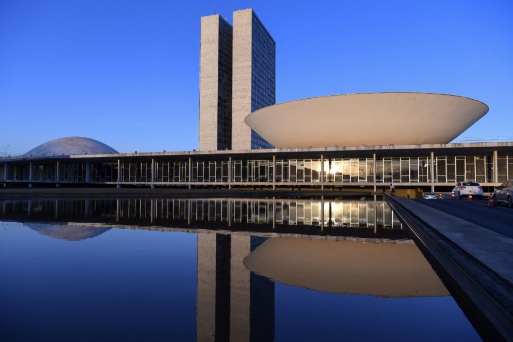 Salário da deputada Carla Zambelli é bloqueado