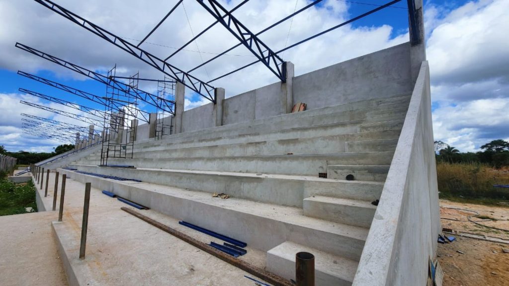 Buritirana investe no esporte e acelera construção da arquibancada do Estádio Elias Baixinho