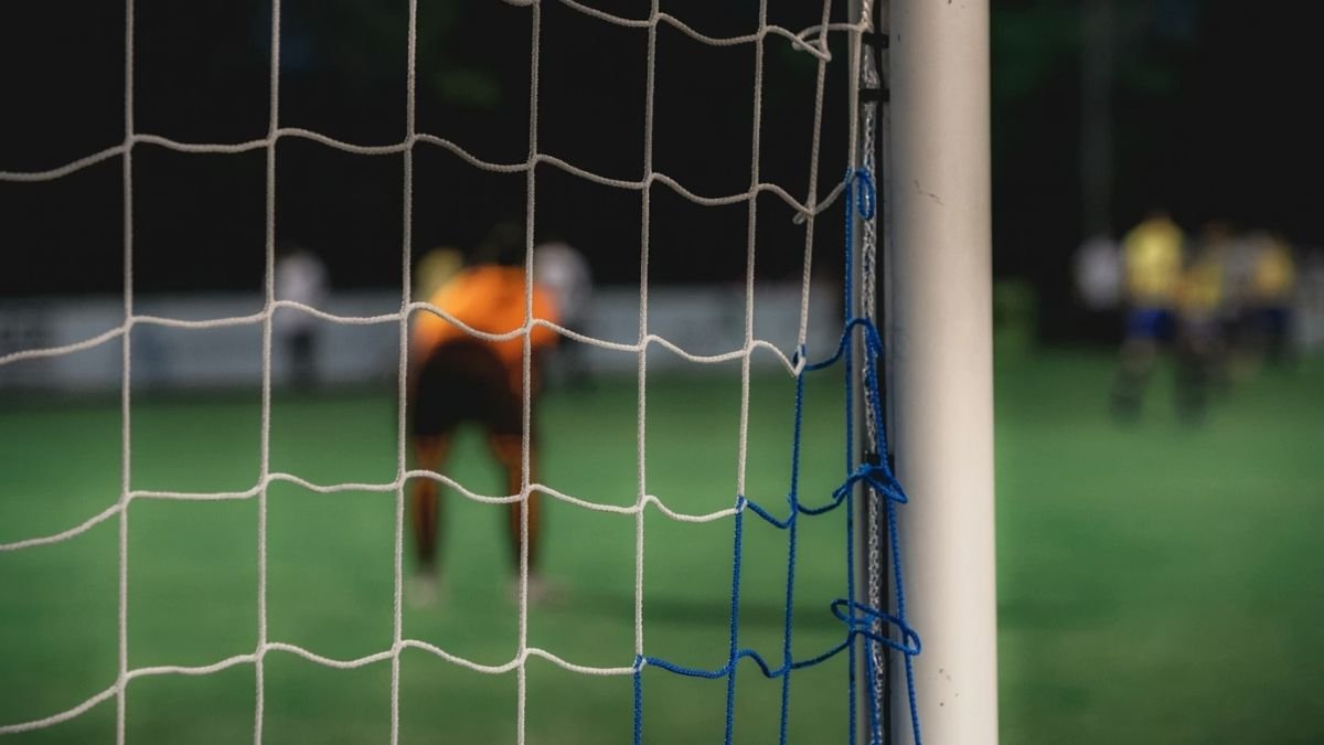 Falhas do goleiro decidem clássico, Arsenal vence o Chelsea e fica perto da final da Copa da Liga