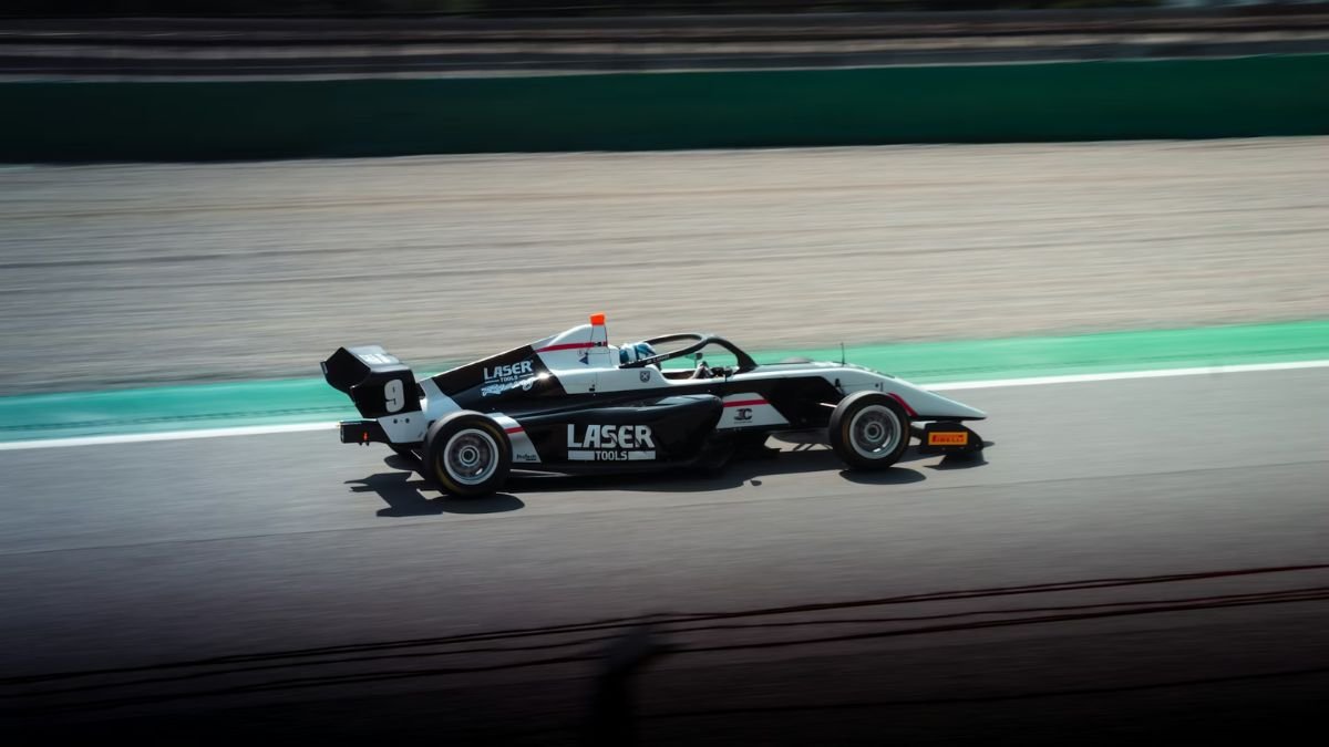 F1 2026: Antonelli diz que quer vencer e ser referência na Mercedes, mas Wolff pede cautela