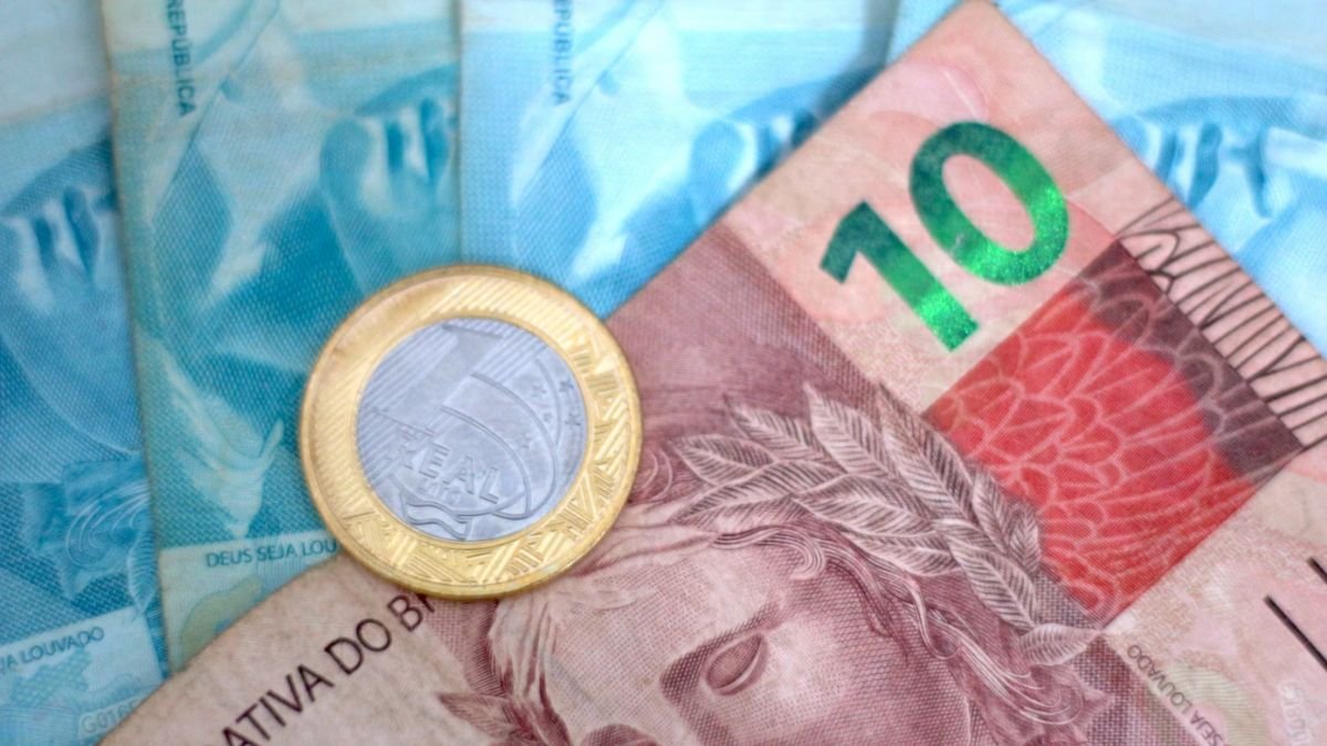 A partir de 12 de fevereiro, brasileiros que atendem aos critérios vão receber no mínimo R$ 600