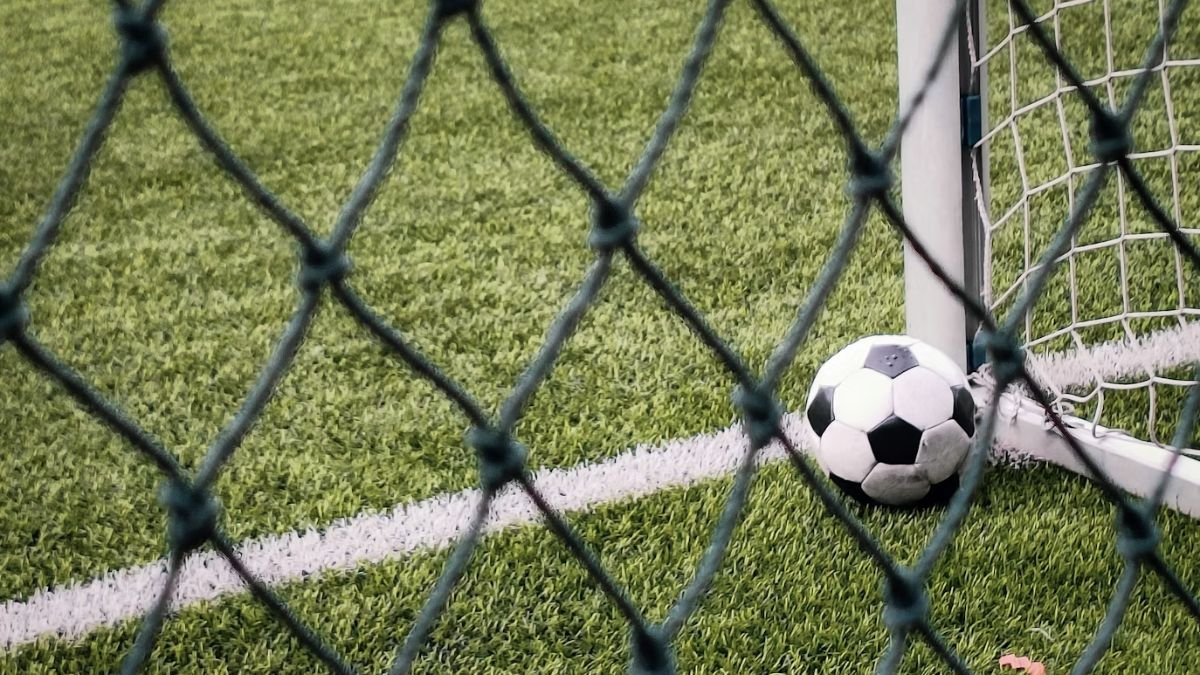 Tetê marca em clássico e é advertido após chutar bandeirinha na Arena Barueri