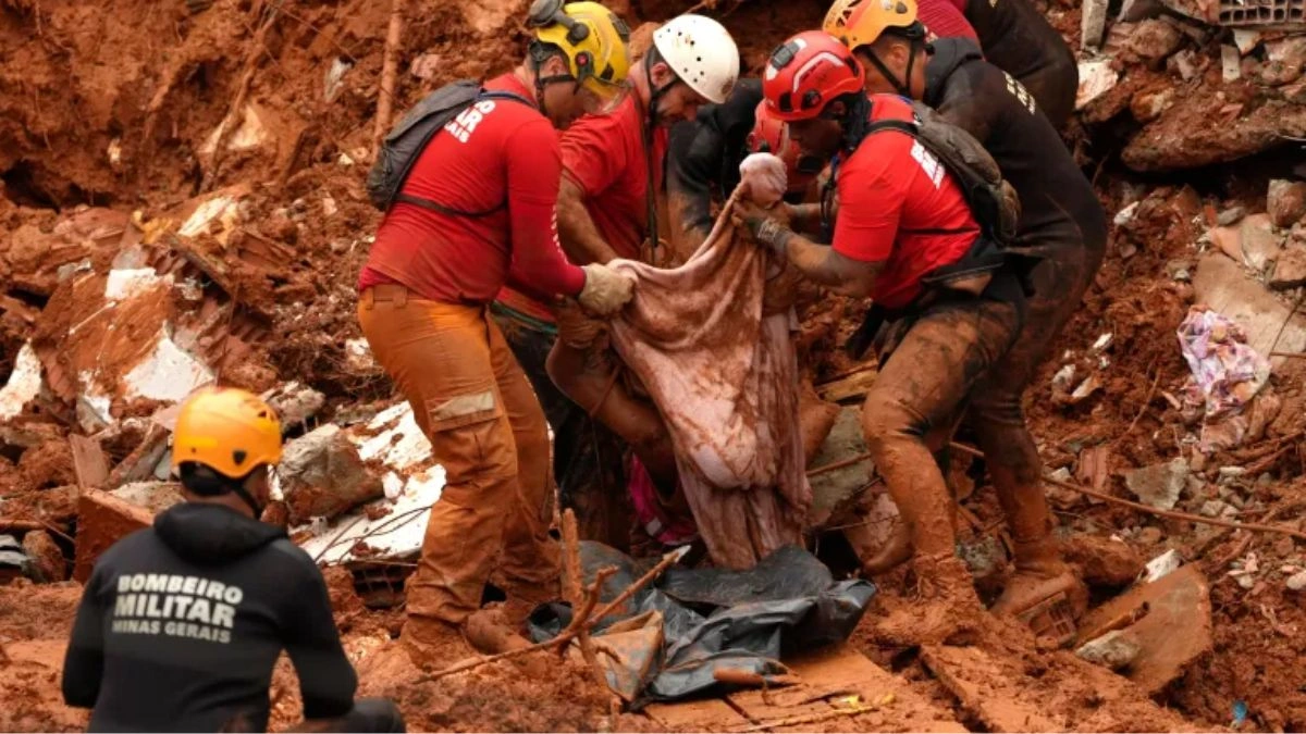 Cheias no Brasil Mortos chegam a 64 em buscas contínuas.