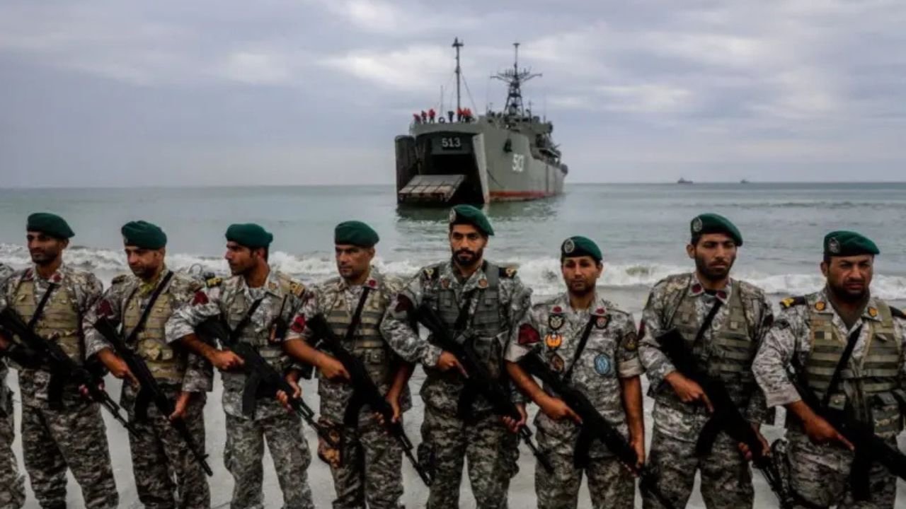 EUA lançam ataque à costa do Irã com “munições profundas” para forçar reabertura do Estreito de Ormuz