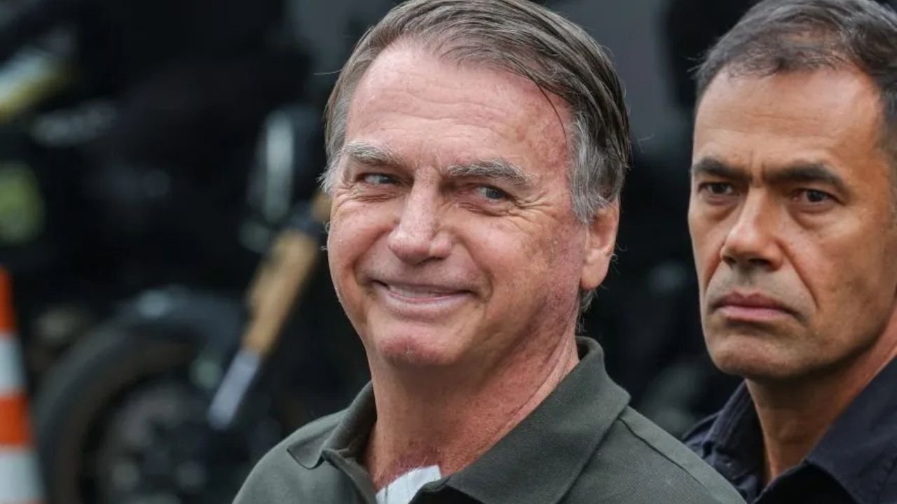 Ex-presidente do Brasil Jair Bolsonaro cumprirá pena em casa por problemas de saúde
