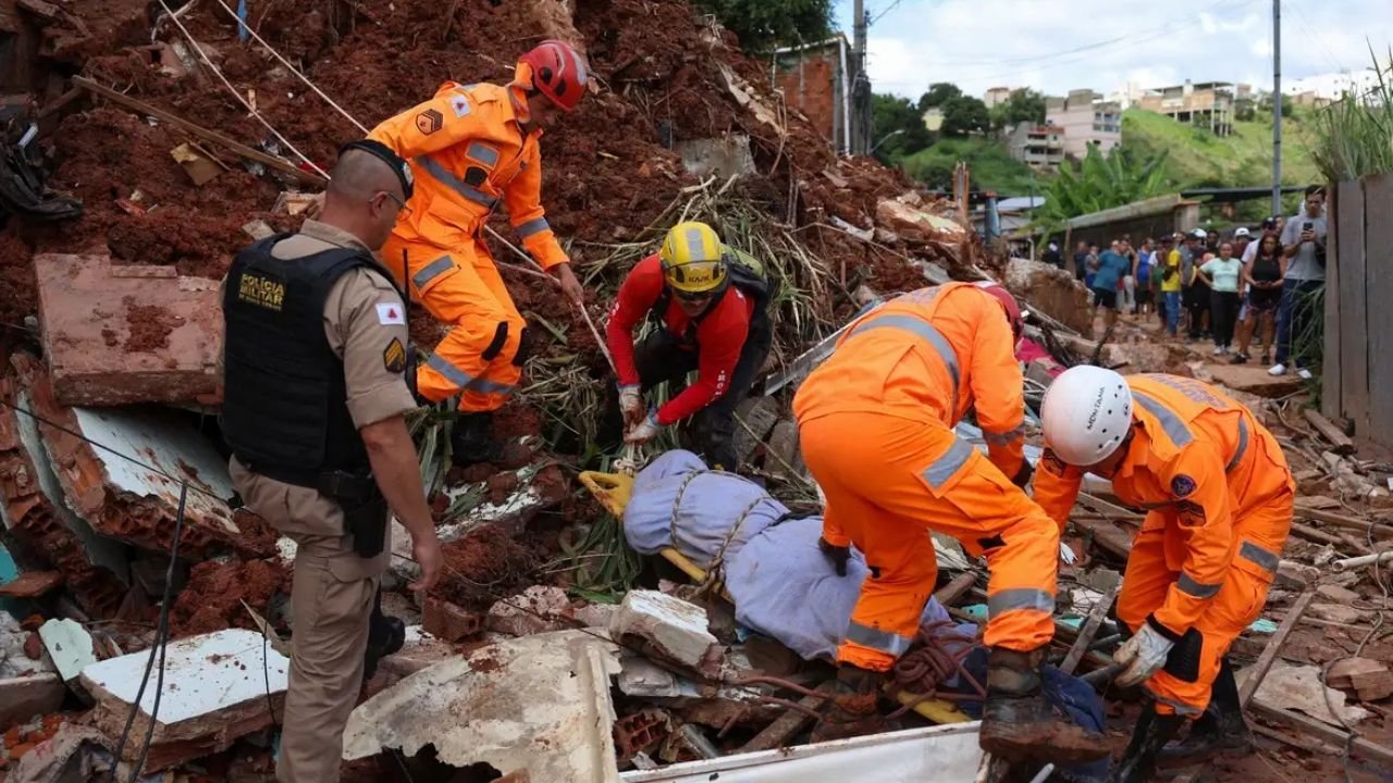 O número de mortos pelas enchentes no Brasil sobe para 64 enquanto continuam as buscas