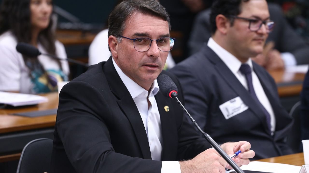 PT intensifica críticas a Flávio Bolsonaro: 'Autoritário e impopular'