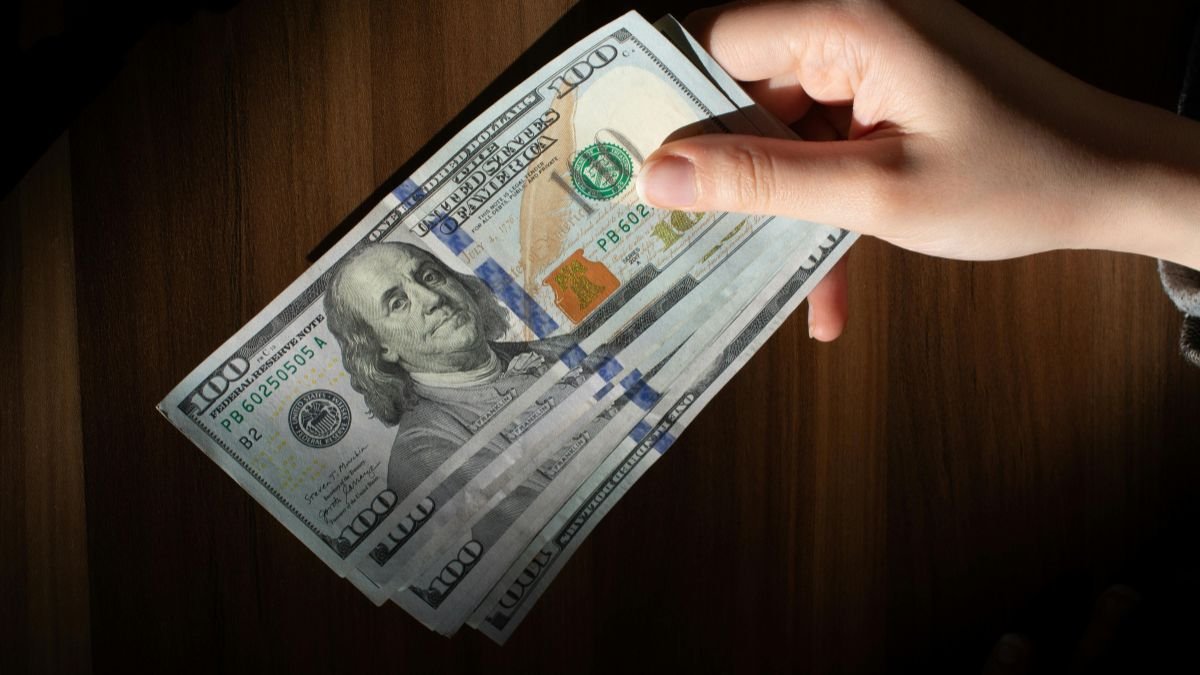 Dólar americano sobe para R$ 5,24 com tensão no Oriente Médio e aumento da aversão ao risco