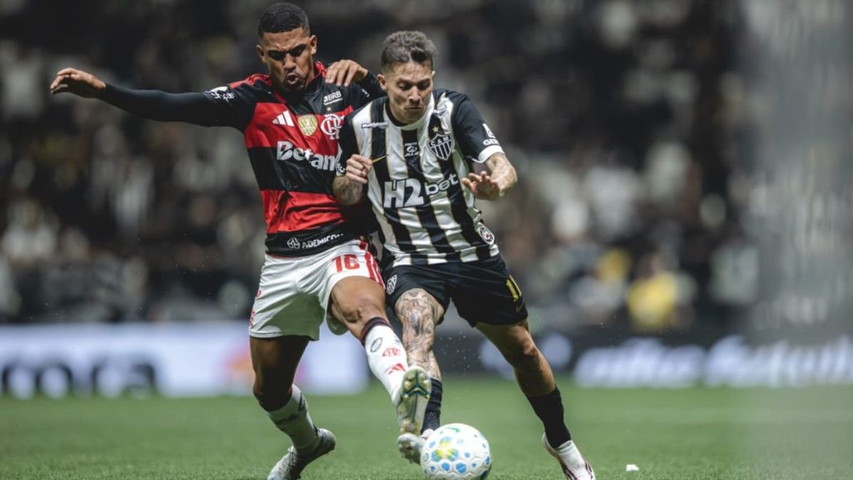 Atlético Sofre Goleada do Flamengo no Primeiro Tempo e Torcida Protesta na Arena MRV