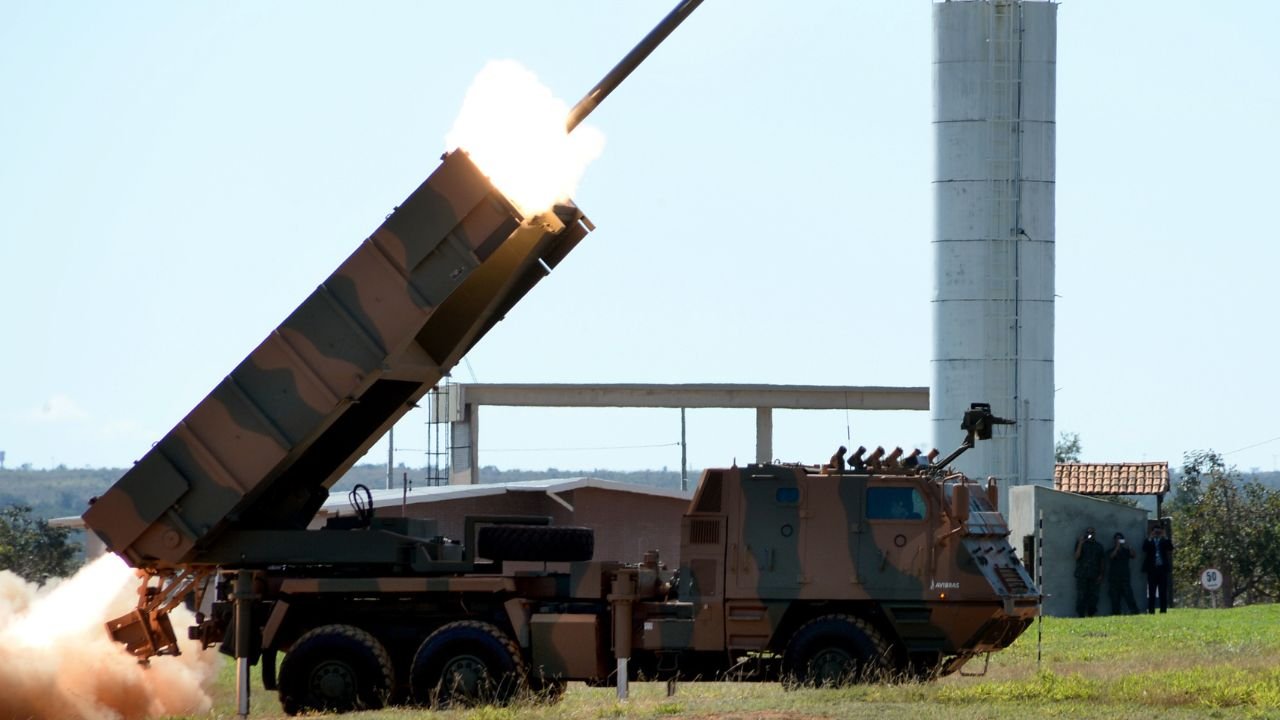 Brasil desenvolve o míssil balístico S+100 para o sistema Astros II