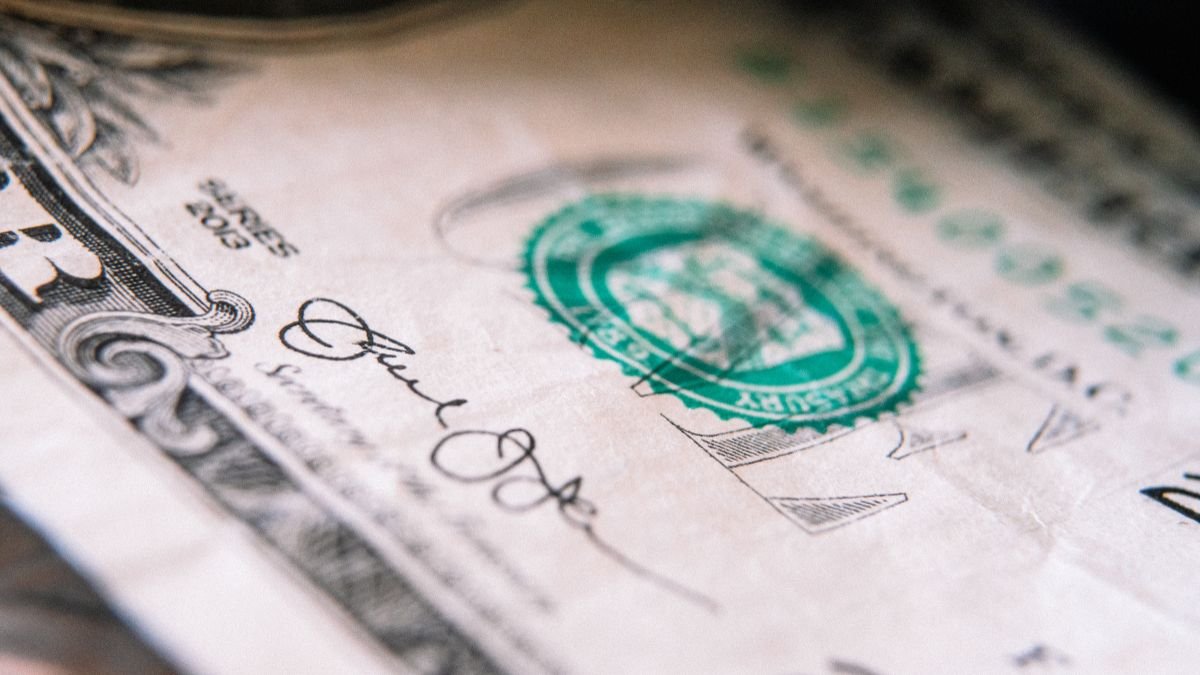 Dólar fecha perto da estabilidade e acumula queda na semana mesmo com tensão global