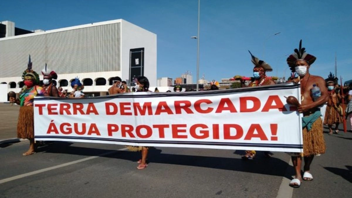 Povos Indígenas Protestam em Brasília Contra Pressões Sobre Terras e Projetos Econômicos