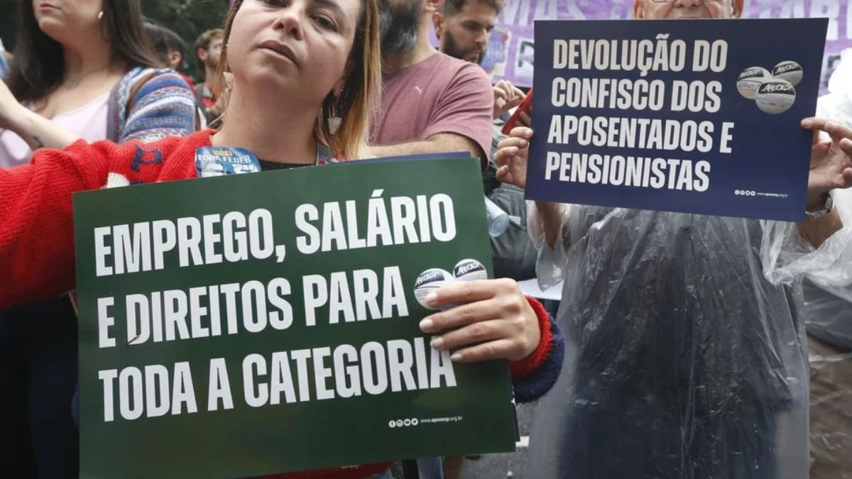 Professores de São Paulo Paralisam Atividades por Reajuste Salarial e Mudanças na Educação
