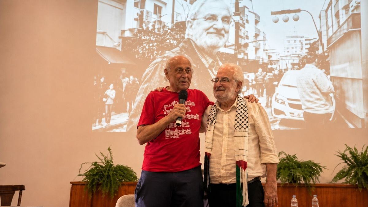Ato em São Paulo reúne políticos e ativistas de esquerda em homenagem a Ivan Valente