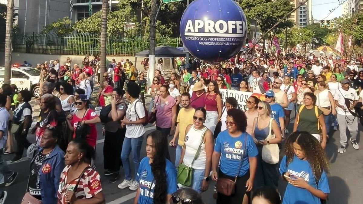 Professores Ampliam Greve em São Paulo Após Proposta de Reajuste Parcelado de 3,51%
